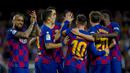 Para pemain Barcelona merayakan gol yang dicetak oleh Lionel Messi ke gawang Deportivo Alaves pada laga La Liga 2019 di Stadion Camp Nou, Sabtu (21/12). Barcelona menang 4-1 atas Deportivo Alaves. (AP/Joan Monfort)