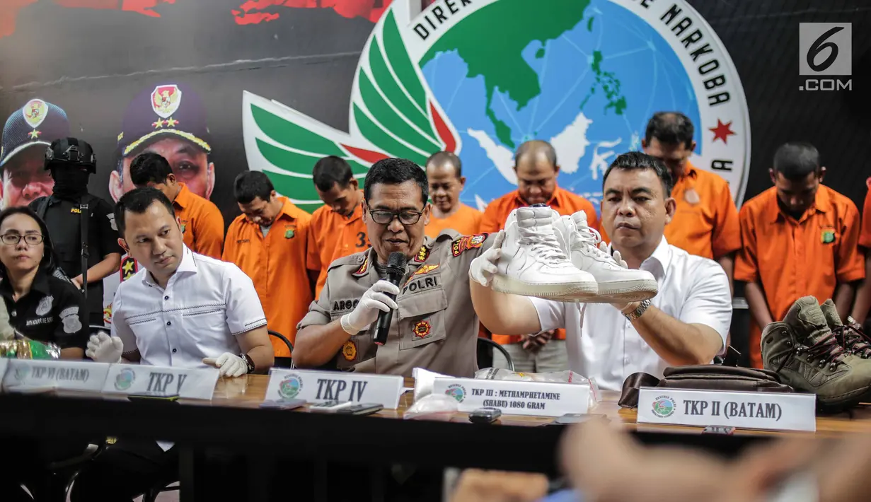 Kabid Humas Polda Metro Jaya Kombes Pol Argo Yuwono menunjukkan barang bukti sepatu saat rilis tindak pidana narkotika di Ditresnarkoba Polda Metro Jaya, Jakarta, Selasa (17/9/2019). Dari hasil pengungkapan diamankan 8 tersangka dengan barang bukti sabu sebanyak 9,5 Kilogram. (Liputan6.com/Faizal Fa