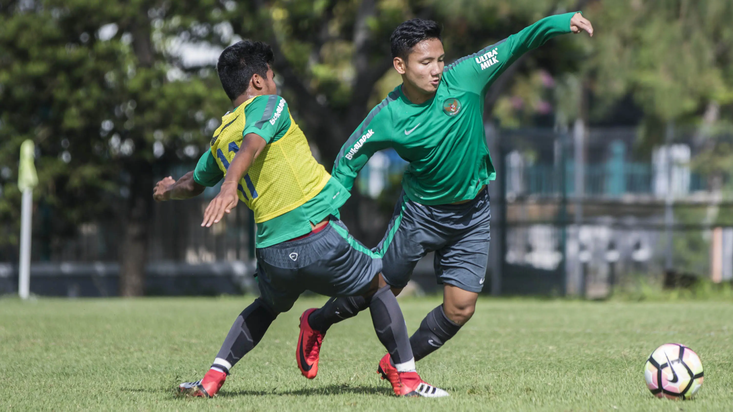 Pemain Timnas Indonesia U-19, Syahrian Abimanyu, berusaha merebut bola saat latihan di Lapangan ABC Senayan, Senin (19/2/2018). Pemusatan latihan Timnas Indonesia akan digelar selama satu pekan, yakni 18-25 Februari 2018. (Bola.com/Vitalis Yogi Trisna)