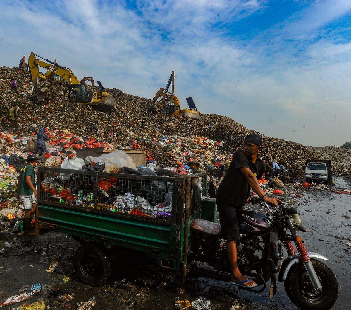 Petugas membuang sampah pada lokasi yang sebelumnya menjadi titik longsor di Tempat Pembuangan Akhir (TPA) Cipayung, Depok, Jawa Barat, Rabu (15/5/2024). Hari ini, aktivitas pembuangan sampah di TPA Cipayung kembali normal setelah sebelumnya ditutup dua h