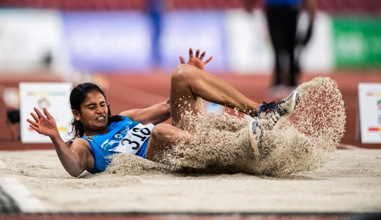 Atlet India Neena Varakil saat tampil pada babak final Lompat Jauh Putri Asian Games 2018 di Stadion Utama Gelora Bung Karno, Senayan, Jakarta, Senin (27/8). Neena Varakil berhasil meraih perak dengan lompatan 6,51 m. (ANTARA FOTO/INASGOC/M Agung Rajasa)