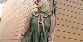 Tunik hijau lumut yang stylish berpadu dengan hijab berwarna hijau (Foto: Instagram @megaiskanti)