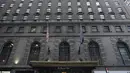 Pintu masuk Roosevelt Hotel, hotel mewah bersejarah di Midtown Manhattan, terlihat di New York pada 12 Oktober 2020. Hotel yang dinamai menurut nama Presiden Theodore Roosevelt itu akan ditutup pada akhir Oktober setelah 96 tahun beroperasi lantaran pandemi Covid-19. (TIMOTHY A. CLARY / AFP)