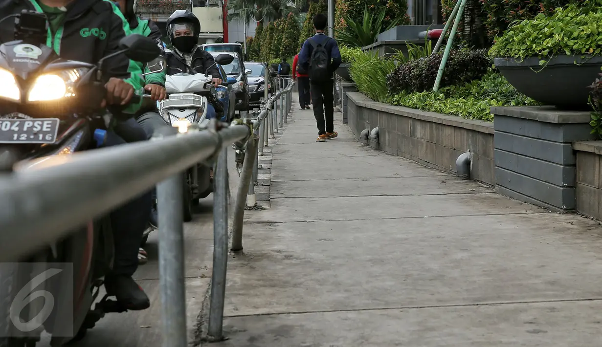 Kondisi trotoar di kawasan Sudirman, Jakarta, Selasa (2/2/2016). Gubernur Ahok berencana akan membuat trotoar yang ramah kepada para penyandang disabilitas. (Liputan6.com/Faizal Fanani)