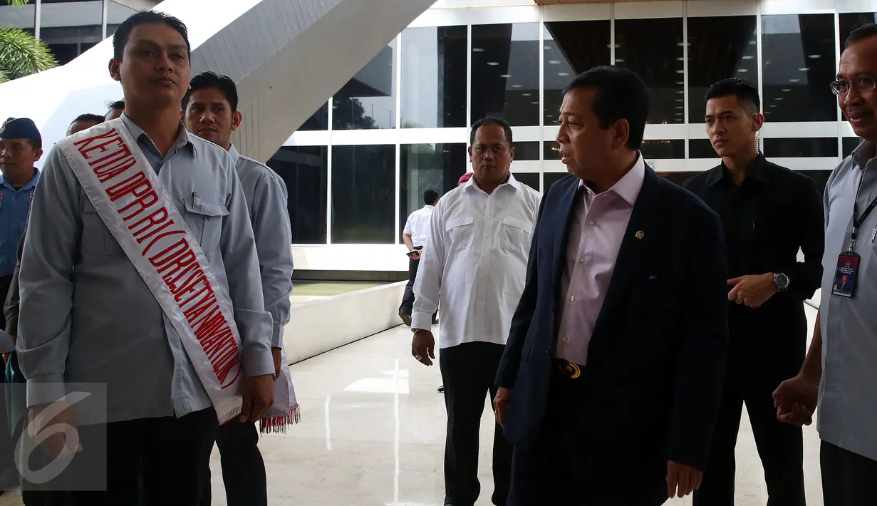 Ketua DPR Setya Novanto (kanan) melihat Peraga Ketua DPR saat mengecek kesiapan ruang rapat Paripurna I di Gedung Kura - Kura, Kompleks Parlemen, Senayan, Jakarta, Senin (27/2). (Liputan6.com/Johan Tallo)
