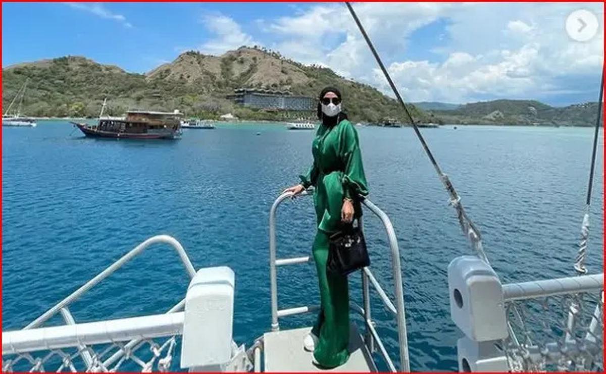 Potret Liburan Mewah Nursam Jhonlin Istri Haji Isam, Penampilannya Curi Perhatian