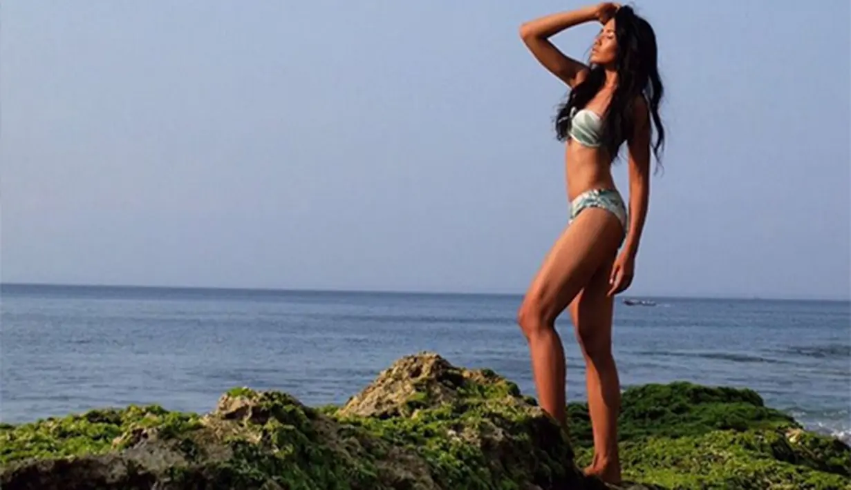 Sebelumnya perempuan kelahiran Semarang ini juga telah mengunggah fotonya berbikini saat berdiri di bebatuan. Anin berpose tampak samping yang memperlihatkan lekuk tubuhnya. (Via Instagram/@anindyakputri)