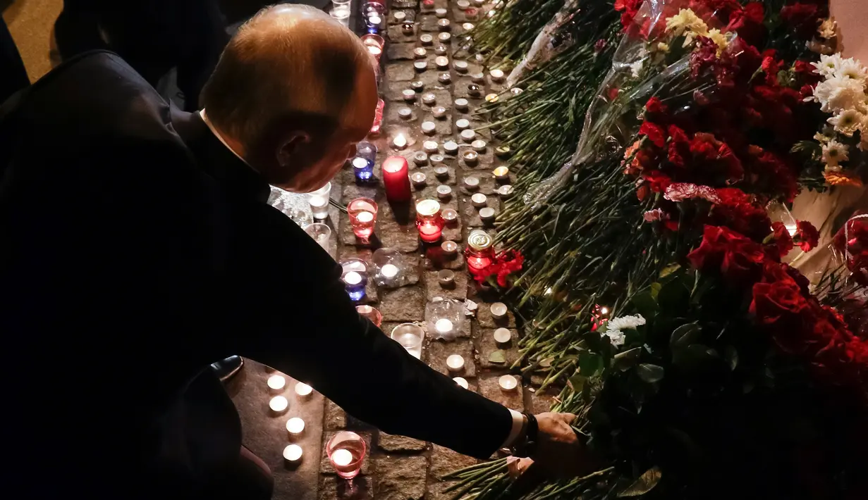Presiden Rusia, Vladimir Putin meletakkan karangan bunga di dekat lokasi ledakan bom di stasiun kereta bawah tanah di St. Petersburg, Senin (3/4). Sebelumnya, ledakan terjadi di jalur kereta bawah tanah yang menewaskan 11 orang. (AP Photo/Dmitri Lovetsky)