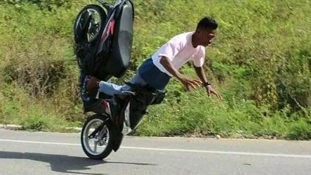 10 Potret Orang Kecelakaan saat Naik Motor, Ada yang Pose di Jalanan