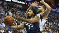 Aksi Derrick Rose (no 25) berduel dengan JJ Barea saat Timberwolves bertemu Mavericks di laga NBA (AP)