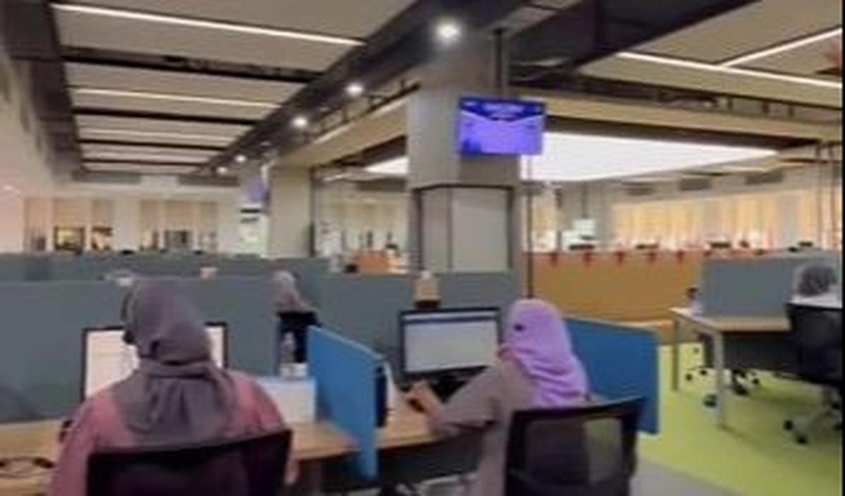 Para Nasabah terpilih diajak untuk berkeliling ke Kantor Halo BCA yang berada di Semarang guna melihat kegiatan para karyawan di Kantor tersebut, termasuk pekerjaan sehari-hari Armand Hartono.