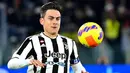 Paulo Dybala. Striker Argentina berusia 28 tahun yang kini memasuki musim ke-7 bersama Juventus ini nilai pasarnya menurun 10 juta euro dari 50 juta euro menjadi 40 juta euro. Musim ini ia telah tampil 28 laga di semua ajang dengan torehan 12 gol dan 6 assist. (AFP/Alberto Pizzoli)