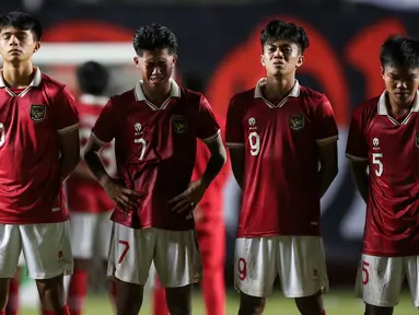 Tangis haru tumpah di kubu Timnas Indonesia U-16 usai memastikan diri lolos ke final Piala AFF U-16 2022 dengan menumbangkan Myanmar via adu penalti di Stadion Maguwoharjo, Sleman, Rabu (11/8/2022) malam WIB. Berikut beberapa momen yang menggambarkan tangis bahagia skuat Garuda Asia usai laga tersebut. (Bola.com/Bagaskara Lazuardi)