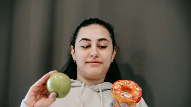 Makan karena Lapar atau Hanya Emotional Eating? Ini Cara Membedakannya