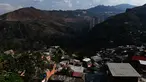 Pemandangan permukiman kumuh Petare di Caracas pada 19 Mei 2019. Petare yang merupakan kawasan kumuh terbesar di Venezuela menjadi rumah bagi lebih dari 500.000 jiwa. (Photo by MARVIN RECINOS / AFP)