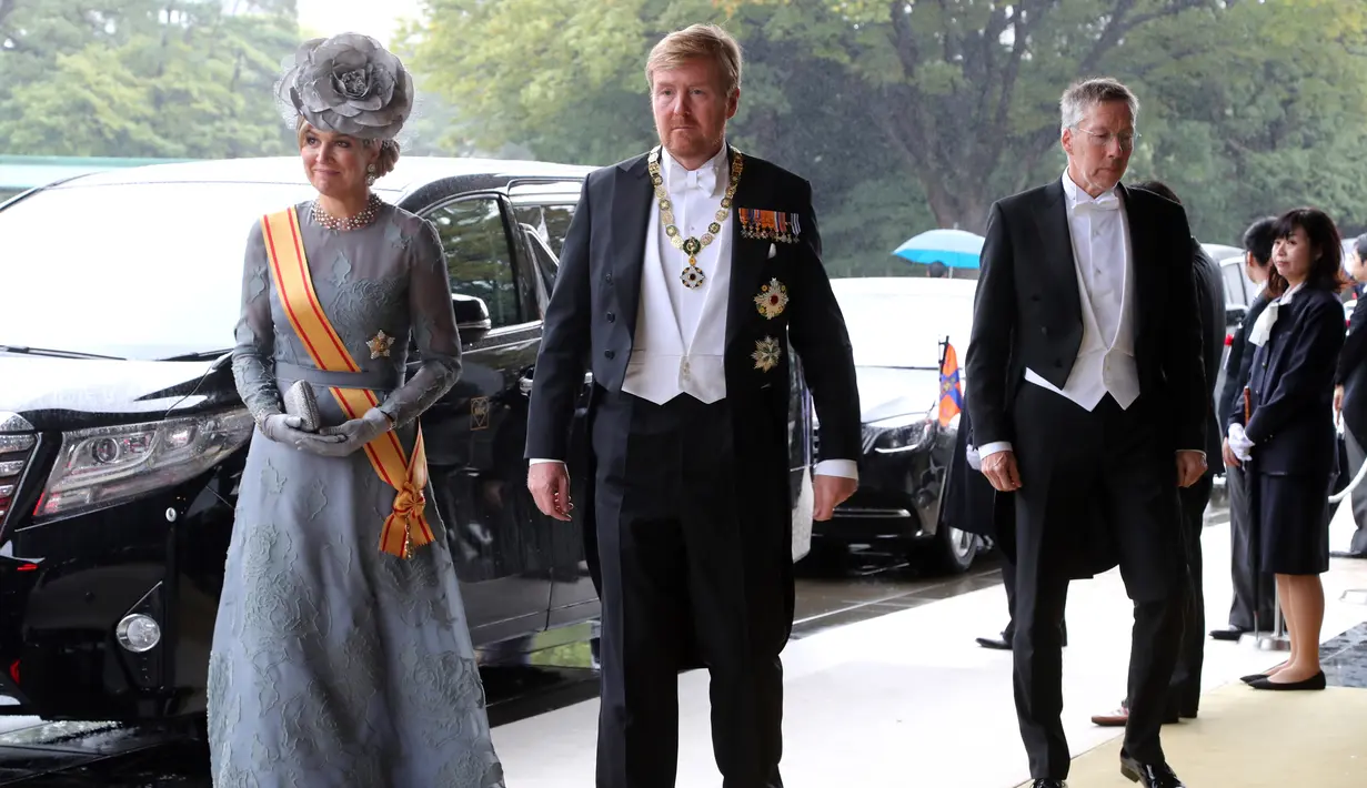 Raja Belanda Willem-Alexander (tengah) dan Ratu Maxima (kiri) tiba untuk menghadiri upacara penobatan Kaisar Naruhito di Istana Kekaisaran, Tokyo, Jepang, Selasa (22/10/2019). Kaisar Jepang Naruhito akan menjalani rangkaian ritual penobatan resmi kekaisaran hari ini. (AP Photo/Koji Sasahara, Pool)