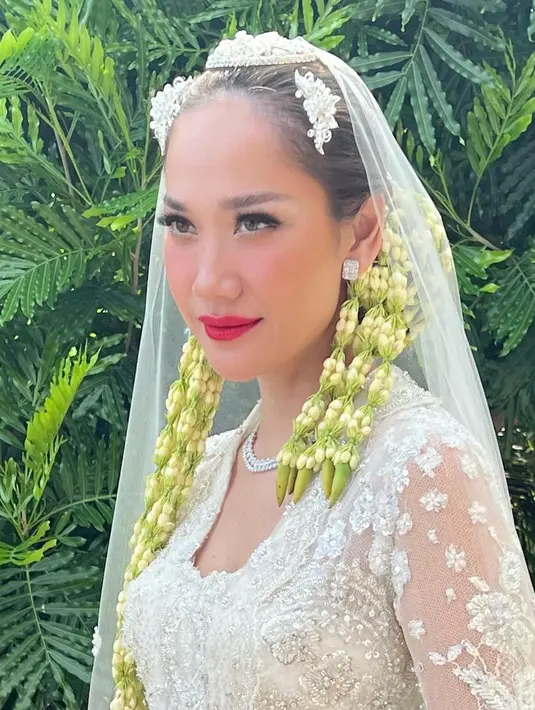 Dalam potret detail makeup yang dibagikan Bumiauw di Instagram, tampak pelantun “Karena Kucinta Kau” itu dipulas dengan complexion soft matte.  [@bumiauw]