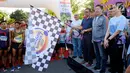 Presdir PT FWD Life Indonesia Choo Sin Fook (tengah), Direktur Consumer Banking BTN, Handayani (kanan) dan Gubernur Sumbar, Irwan Prayitno (kiri) melakukan flagging pada acara Padang KulineRun 2017 di Padang, Minggu (24/9). (Liputan6.com/Fery Pradolo)