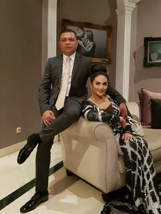 Krisdayanti mengaku bahwa sang suami lebih banyak menghabiskan waktu di Timor Leste. Meski demikian, ia mengaku tak bisa keluar tanpa izin suaminya. (Instagram/krisdayantilemos)