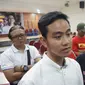 Gibran Rakabuming Raka usai menghadiri pertemuan dengan para PKL Sunday Morning Stadion Manahan Solo, Rabu (5/2).(Liputan6.com/Fajar Abrori)