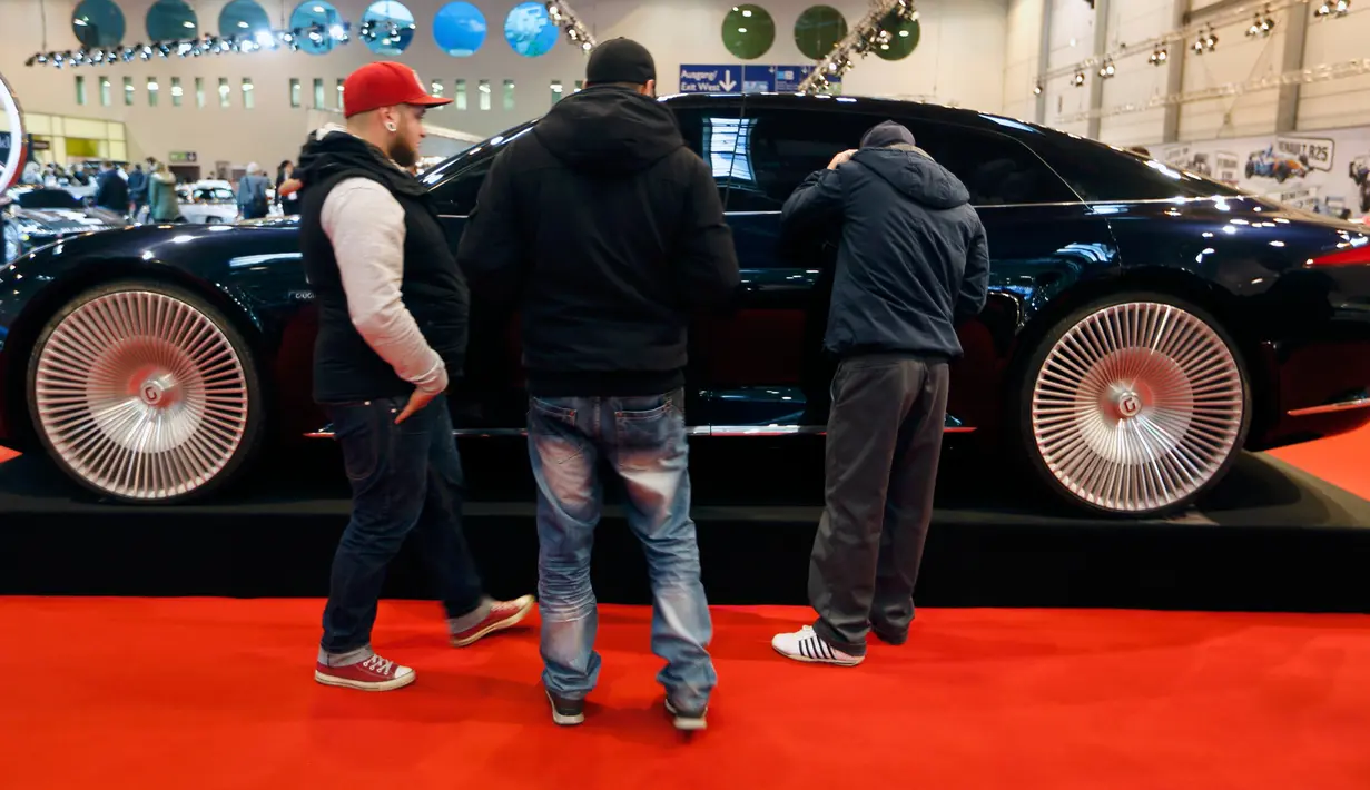 Pengunjung melihat mobil konsep " konsep Giugiaro GEA " yang ditampilkan di Essen Motor Show, Jerman, Jumat (27/11).(REUTERS/Ina Fassbender)