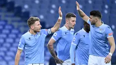 Skuat Lazio musim 2020/2021 ini didominasi oleh para legiun asing dari luar Italia yang membawa Lazio lolos hingga babak 16 besar Liga Champions sebelum disingkirkan Bayern Munich. Hanya ada 5 pemain asli Italia dalam skuat asuhan Simone Inzaghi. Siapa saja mereka? (AFP/Alberto Pizzoli)