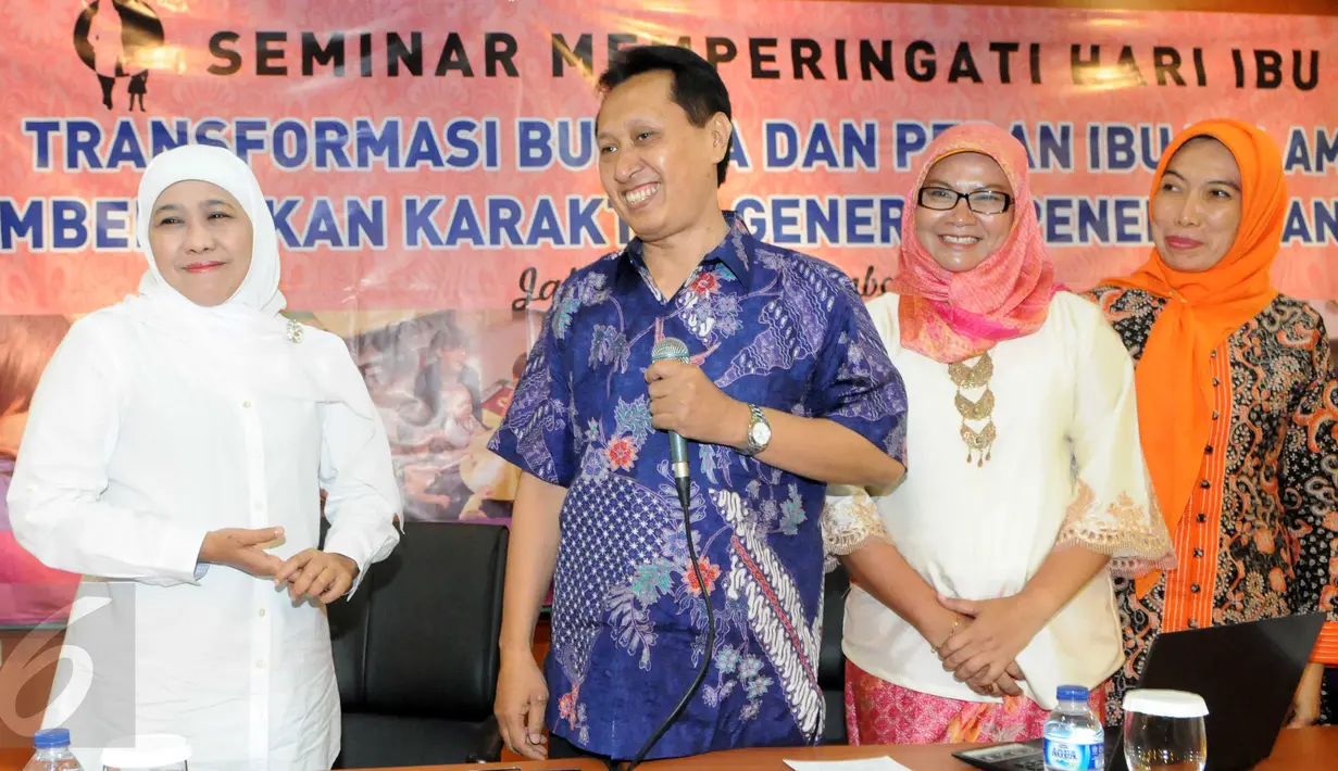 Menteri Sosial Khofifah Indar Parawansa (kiri) saat hadir dalam rangka hari ibu di Kantor DPP Gerindra, Jakarta (22/12). Mensos Khofifah menjadi pembicara dalam acara ini. (Liputan6.com/Helmi Afandi)