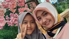 Penyanyi dangdut asal Jawa Timur ini selalu berdandan kekinian, Jihan juga sesekali mengenakan hijab yang menambah keanggunannya.(Liputan6.com/IG/@jihanaudy123_real)