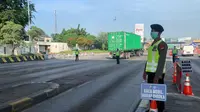 Posko Larangan Mudik di KM-30 arah Merak, tepatnya di Gerbang Tol Cikupa Ruas Tol Tangerang-Merak mulai beroperasi, Selasa (12/5/2020). (Liputan6.com/Pramita Tristiawati)