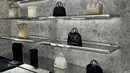 <p>Koleksi Givenchy Fall Winter 2024 berfokus pada setelan elegan, dan pakaian malam modern. Pilihan jahitan tajam khas Rumah Mode yang satu ini juga mencuri perhatian. Jajaran tas tangan dan aneka aksesori yang mejadi pernyataan gaya seperti Voyou, hobo bag yang dipakai untuk sehari-hari dari Givenchy yang memadukan gaya khas ala fashionista Prancis dengan estetika biker jalanan. [ Foto: dok Givenchy.]</p>
