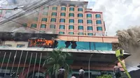 Petugas berjibaku belasan jam memadamkan api yang membakar hotel Novita di Kota Jambi. (Andre/B Santoso/Liputan6.com)