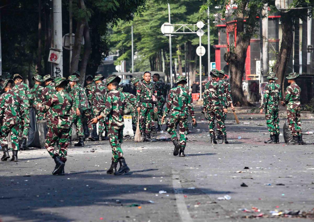 FOTO: TNI dan Aparat Gabungan Bersihkan Sisa Kerusuhan di Kwitang
