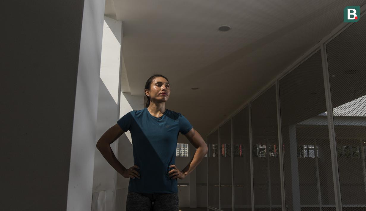 Atlet lompat jauh Indonesia, Maria Londa, berpose usai latihan di Stadion Madya Senayan, Jakarta, Selasa (8/5/2018). Latihan ini merupakan persiapan jelang Asian Games XVIII. (Bola.com/Vitalis Yogi Trisna)