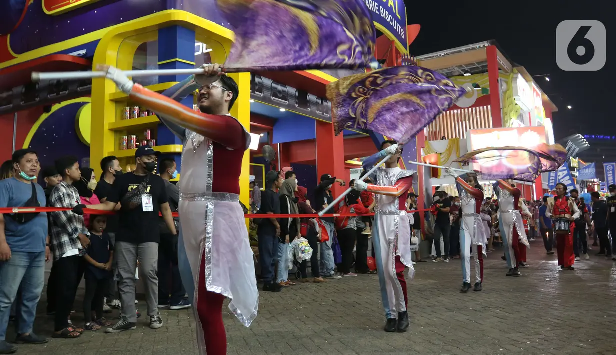 Pengunjung melihat parade karnaval pada Jakarta Fair ke-53 atau Pekan Raya Jakarta (PRJ) di JiExpo Kemayoran, Jakarta Pusat, Selasa (21/6/2022) malam. Adapun kegiatan ini dilaksanakan dalam rangka menyambut Hari Ulang Tahun (HUT) ke-495 Jakarta yang jatuh pada Rabu, 22 Juni 2022. (Liputan6.com/Herman Zakharia)