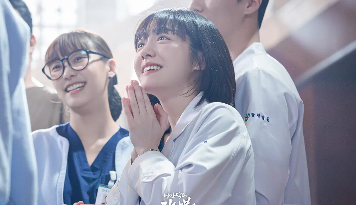 Yoon Ah Reum (So Ju Yeon) dan Joo Young Mi (Yoo Bo Ra) juga melihat dari kejauhan dengan ekspresi kagum. Ini merupakan pertemuan pertama mereka berdua dengan Kang Dong Joo. (Foto: SBS via Soompi)