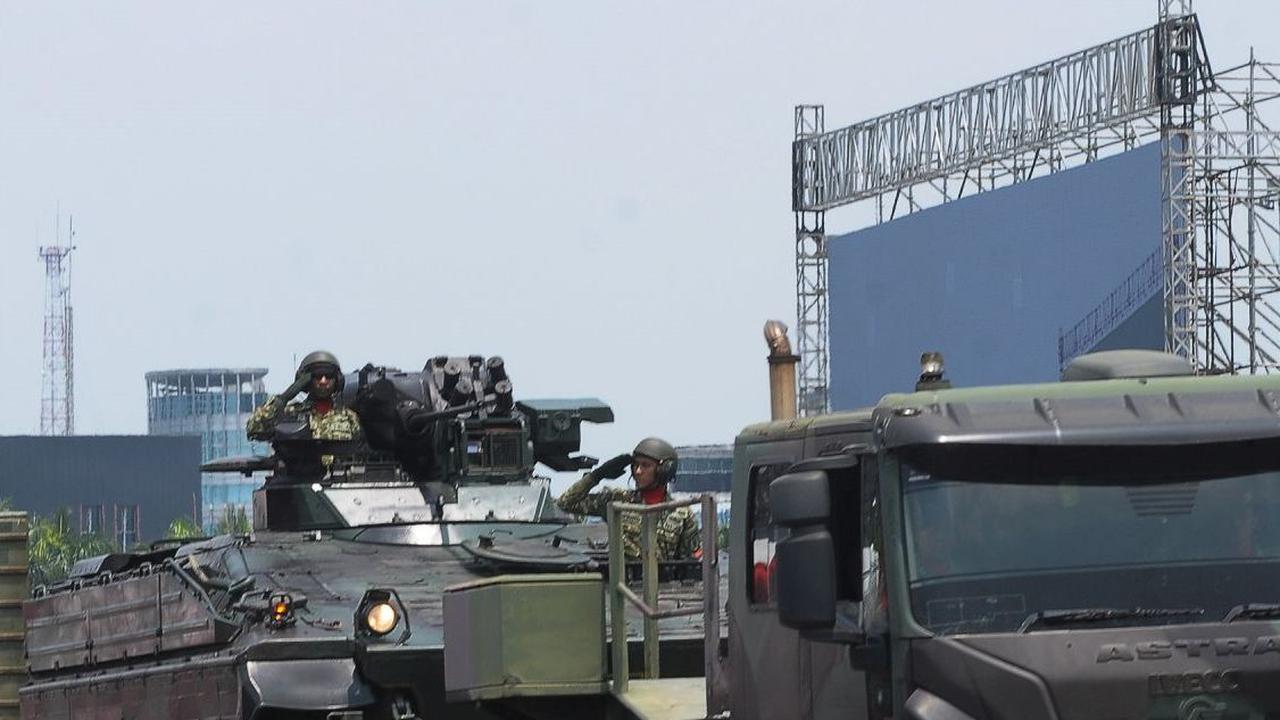 Pasukan TNI AD dengan tanknya juga tampak memeriahkan gladi bersih.
