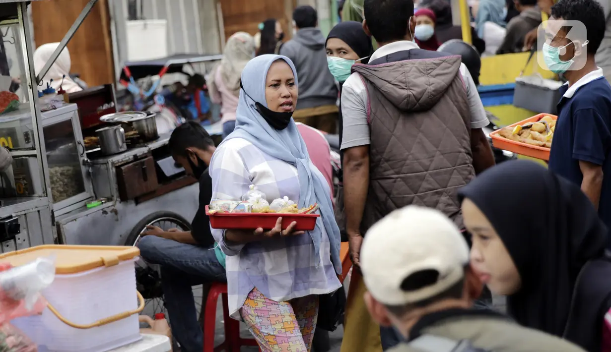 Pedagang kaki lima (PKL) berjualan di kawasan Pasar Lama Tangerang, Banten, Sabtu (18/9/2021). Pemerintah akan meluncurkan program Bantuan Langsung Tunai (BLT) untuk 1,2 juta PKL dan pemilik warteg dengan total Rp 1,2 triliun pada pekan depan. (Liputan6.com/Angga Yuniar)