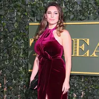 “Terima kasih @standardnews dan @mrevgenylebedev untuk memiliki saya malam ini," tulis Kelly bersemangat  sebelum bersenda gurau: "Tenang sebelum badai” (via express.co.uk)