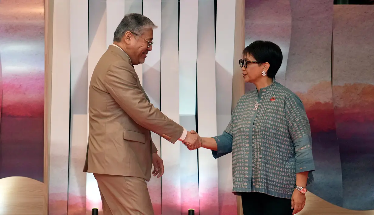 Sekretaris Urusan Luar Negeri Filipina Enrique Manalo (kiri) disambut oleh Menteri Luar Negeri Indonesia Retno Marsudi setibanya untuk Association of Southeast Asian Nations (ASEAN) Foreign Ministers Meeting atau Pertemuan Menteri Luar Negeri Perhimpunan Bangsa-Bangsa Asia Tenggara di Jakarta, Indonesia, Selasa, 11 Juli 2023. (AP Photo/Achmad Ibrahim, Pool)