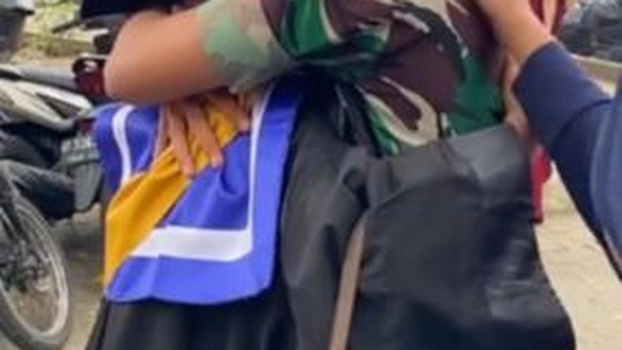 Bikin Haru, Begini Aksi Anggota TNI Beri Kejutan untuk Kakaknya yang Wisuda