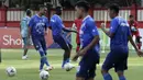 Pemain Persib Bandung, Omid Nazari, saat mengikuti latihan di Stadion PTIK, Jakarta, Selasa (22/10). Hadapi Bhayangkara, Persib jajal lapangan PTIK. (Bola.com/Yoppy Renato)