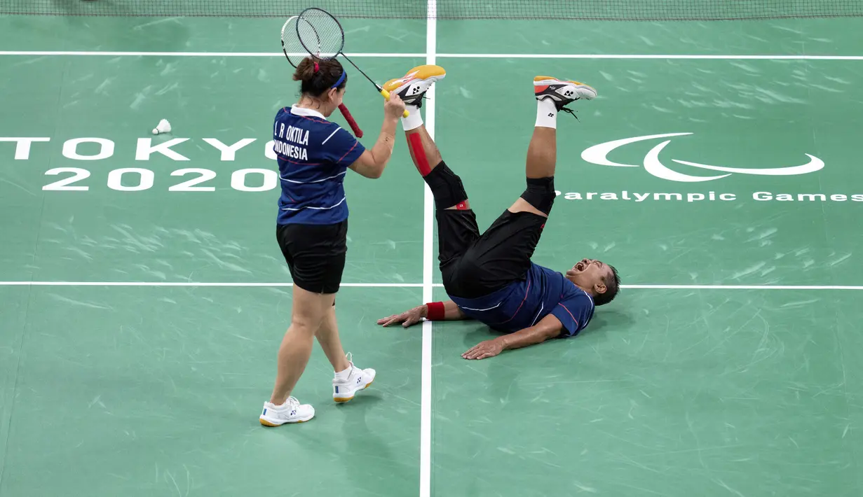 Hary Susanto dan Leani Ratri Oktila berselebrasi usai menang melawan Lucas Mazur dan Faustine Noel (Prancis) pada pertandingan ganda campuran cabang badminton nomor SL3-SU5 Paralimpiade Tokyo 2020, Minggu (5/9/2021). Hary/Leani meraih medali emas usai menang 23-21 dan 21-17 (Joe Toth for OIS via AP)
