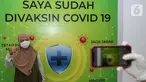 Warga Lansia foto dengan latar belakang Saya Sudah Divaksin Covid-19 di Cibubur Junction, Jakarta, Senin (22/03/2021). Warga lansia ber KTP DKI Jakarta atau yang tinggal di Jakarta Timur bisa menjalani vaksin mulai pukul 10.00 - 16.00 WIB hingga Sabtu 27 Maret. (Liputan6.com/Fery Pradolo)