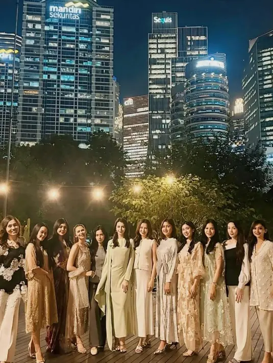 Selain Erina, Cindy May McGuire juga tak kalah memukau dengan pilihan busananya. Ia mengenakan dress bersiluet mermaid berwarna hijau mint yang segar, memberikan kesan feminin sekaligus berkelas. [@shinta.yuliasmi].