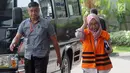 Anggota DPRD Kota Malang Heri Pudji Utami tertunduk saat tiba di gedung KPK, Jakarta, Selasa(8/5). Utami diperiksa sebagai tersangka terkait dugaan suap pembahasan APBD-P Pemkot Malang Tahun 2015. (Merdeka.com/Dwi Narwoko)