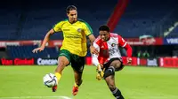 Bek Belanda Tyrell Malacia&nbsp;(kanan) berebut bola dengan&nbsp;Nigel Lonwijk dari Fortuna Sittard&nbsp;dalam pertandingan Eredivisie Belanda di Feyenoord Stadium de Kuip, 5 Desember 2021. (foto: Pieter Stam de Jonge / ANP / AFP)