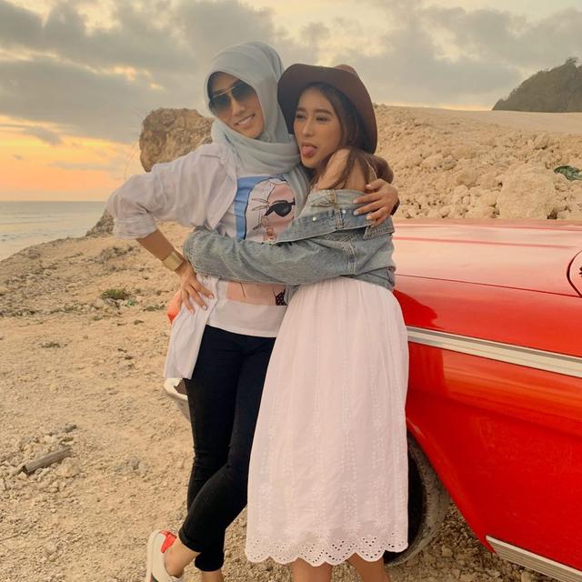 6 Potret Kebersamaan Amanda Caesa dan Ibunda, Bak Kakak Adik