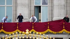 Para pekerja mempersiapkan balkon Istana Buckingham menjelang upacara penobatan Raja Charles III di London, Sabtu (6/5/2023). (AP Photo/Petr David Josek)
