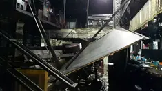 Sebuah balkon runtuh di sebuah klub malam  di kota Gwanju, Korea Selatan (27/7/2019). Dilaporkan kejadian tersebut menyebabkan dua orang tewas dan 10 lainnya cedera, termasuk sejumlah atlet polo air yang akan mengikuti Kejuaraan Renang Dunia. (AFP Photo/Yonhap)