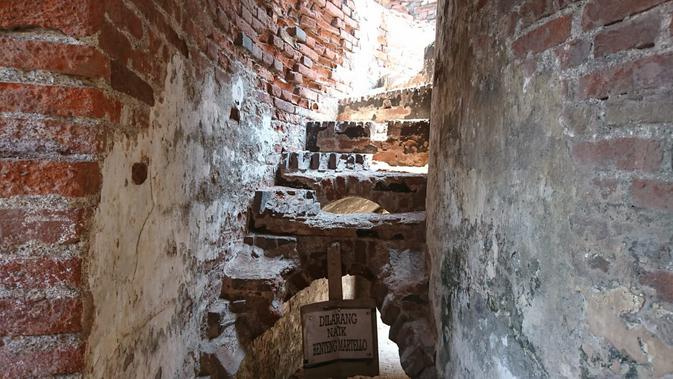 Sisa tangga di benteng Martello, Pulau kelor. (Liputan6.com/Dinny Mutiah)